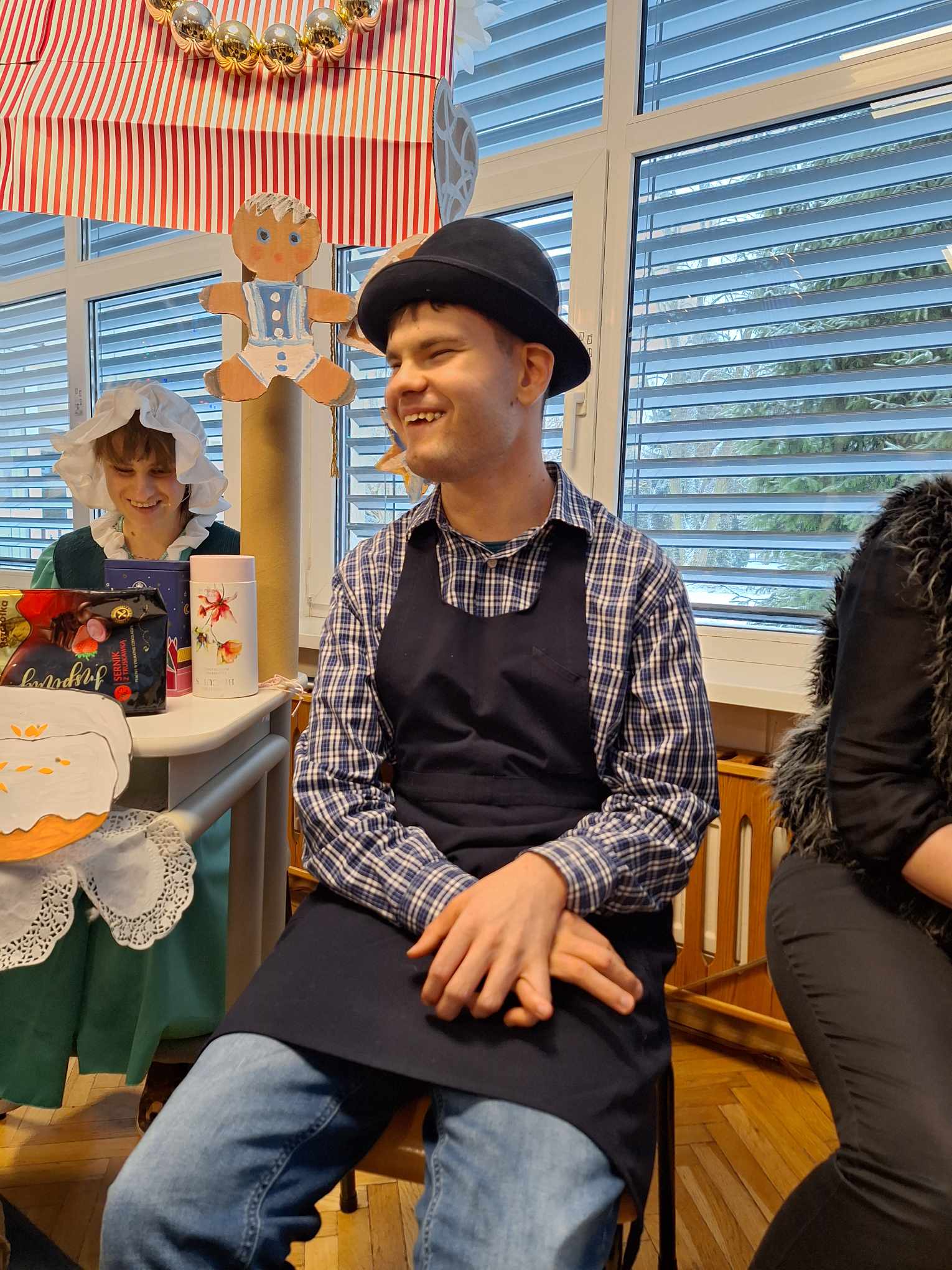 Uśmiechnięty uczeń w przebraniu.