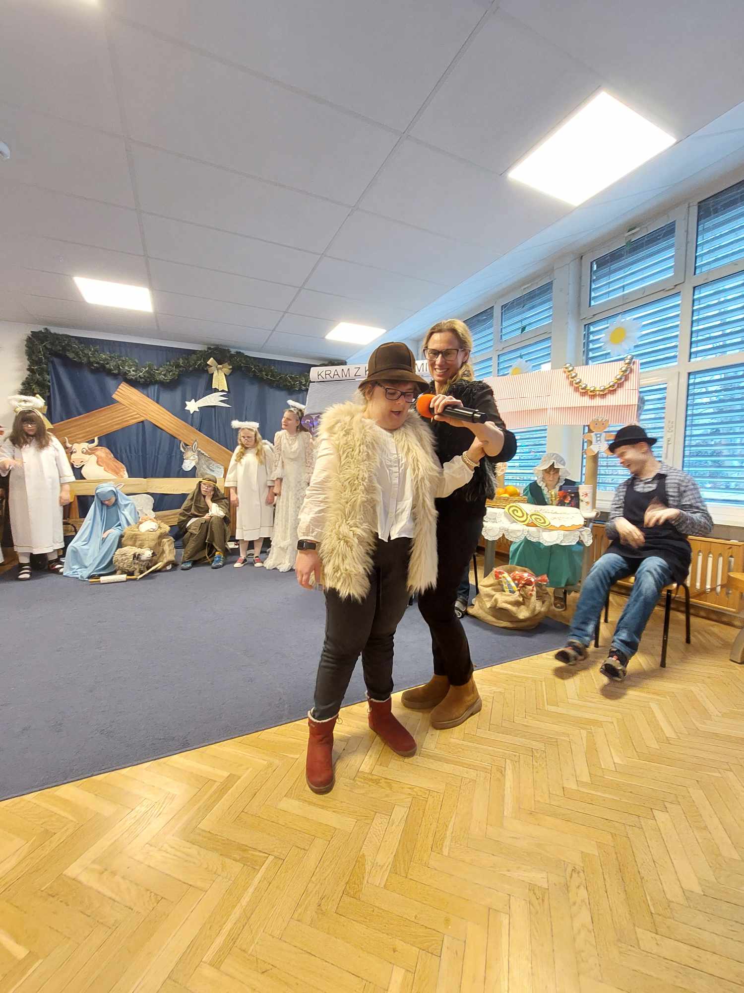 Uczeń w stroju pastuszka śpiewa piosenkę.