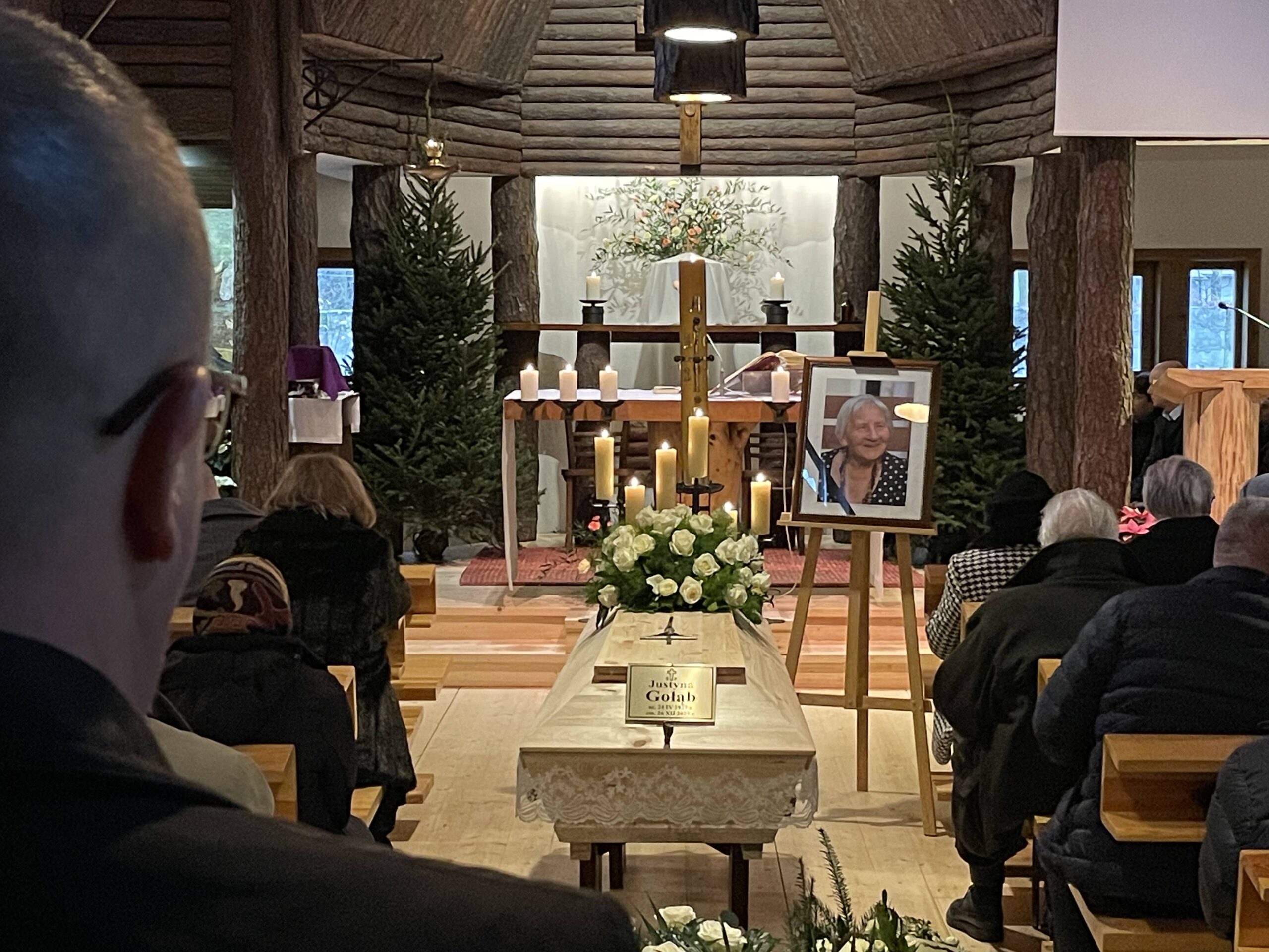 Trumna wewnątrz kaplicy Matki Bożej Anielskiej.