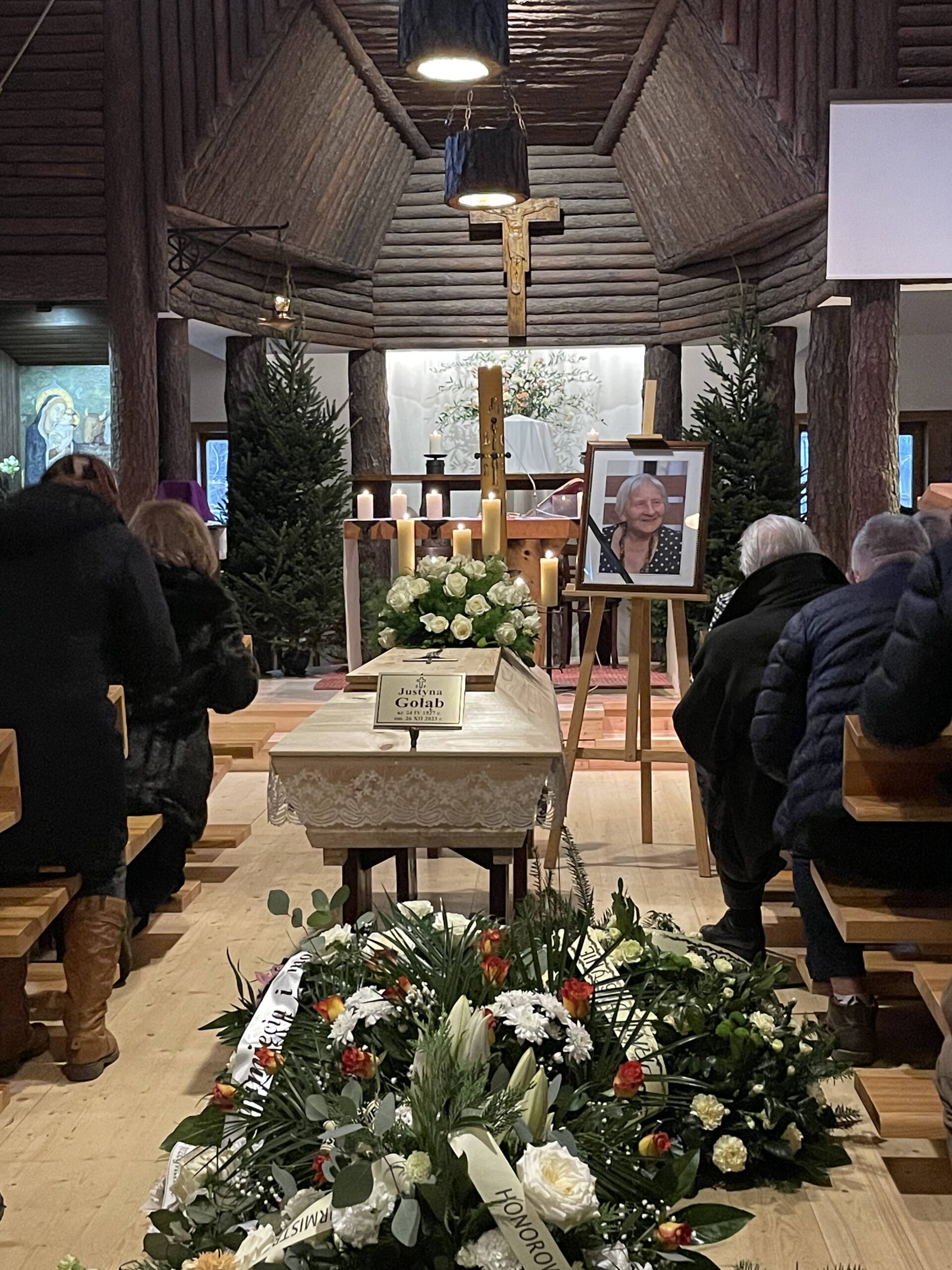 Trumna wewnątrz kaplicy Matki Bożej Anielskiej.