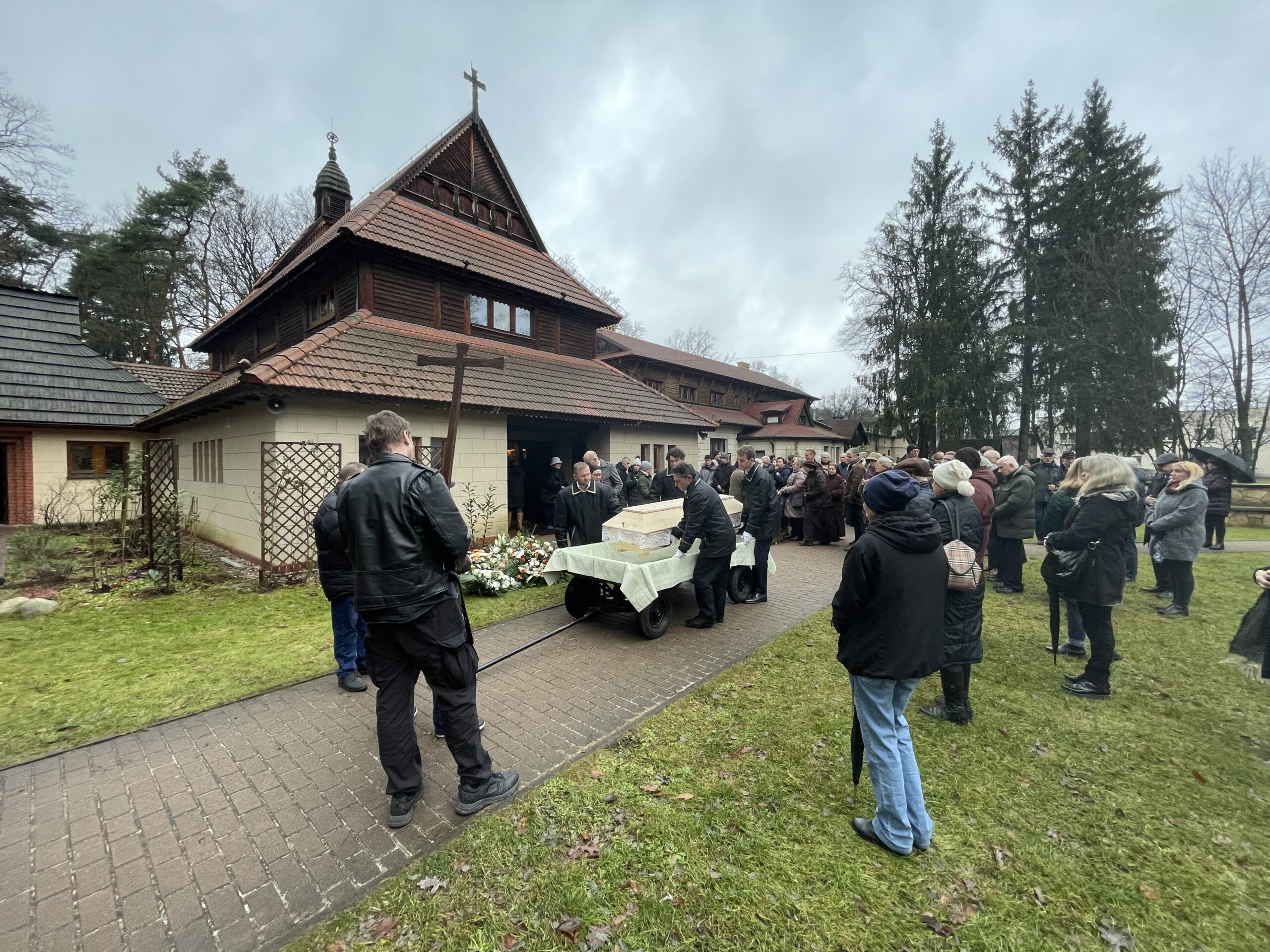 Trumna zostaje wyprowadzona z kaplicy.