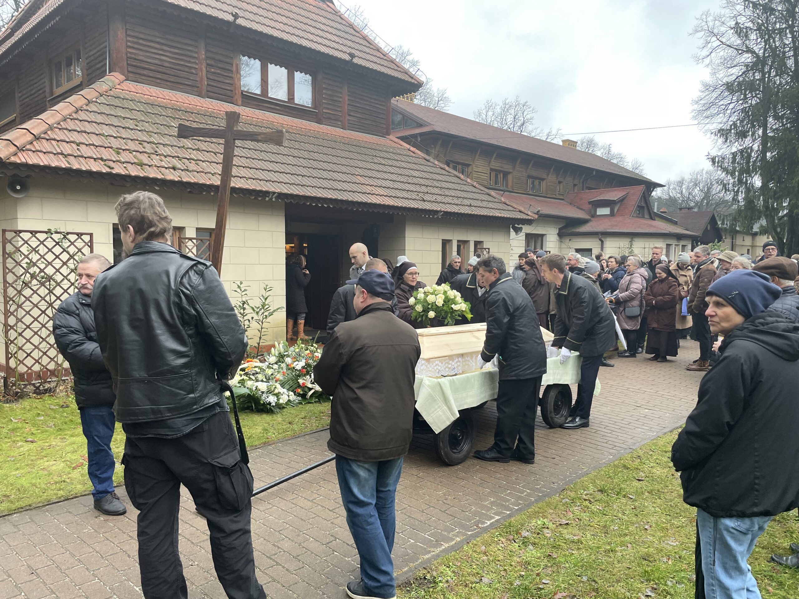 Trumna z ciałem śp. Justyny Gołąb zostaje odprowadzona na cmentarz w Laskach.