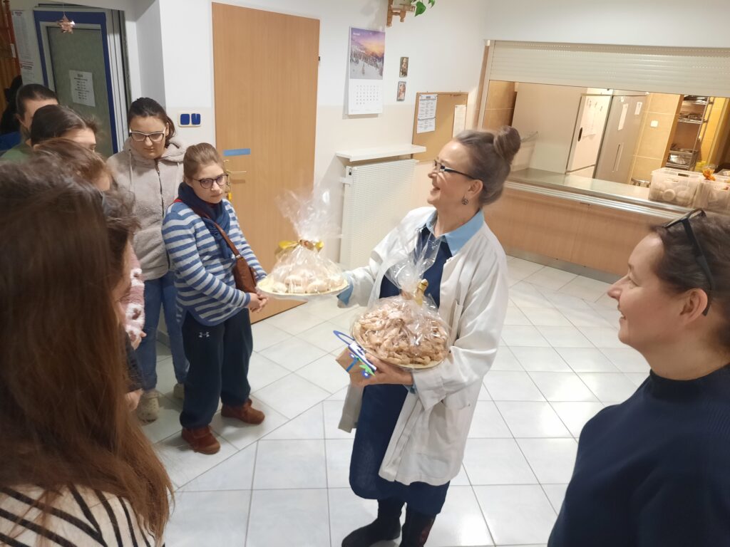 Pani Małgosia obdarowana prezentami