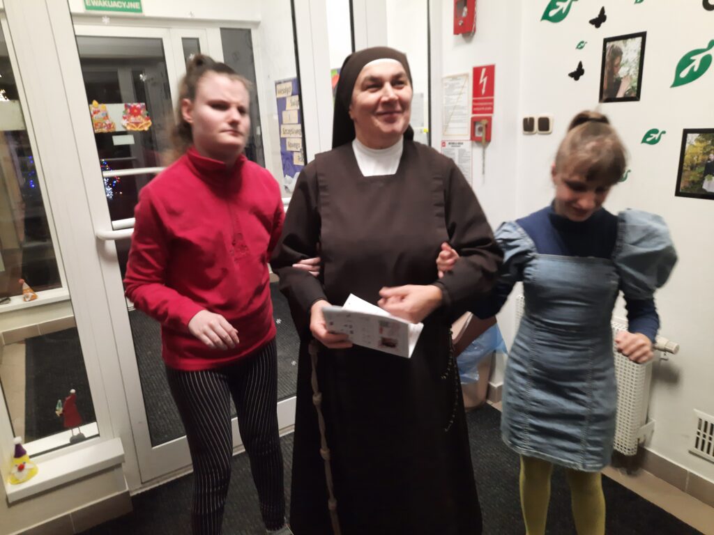 Siostra Martyna z wychowankami