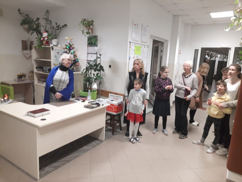 Na dyżurce Pani Wanda, panie wychowawczynie oraz wychowanki