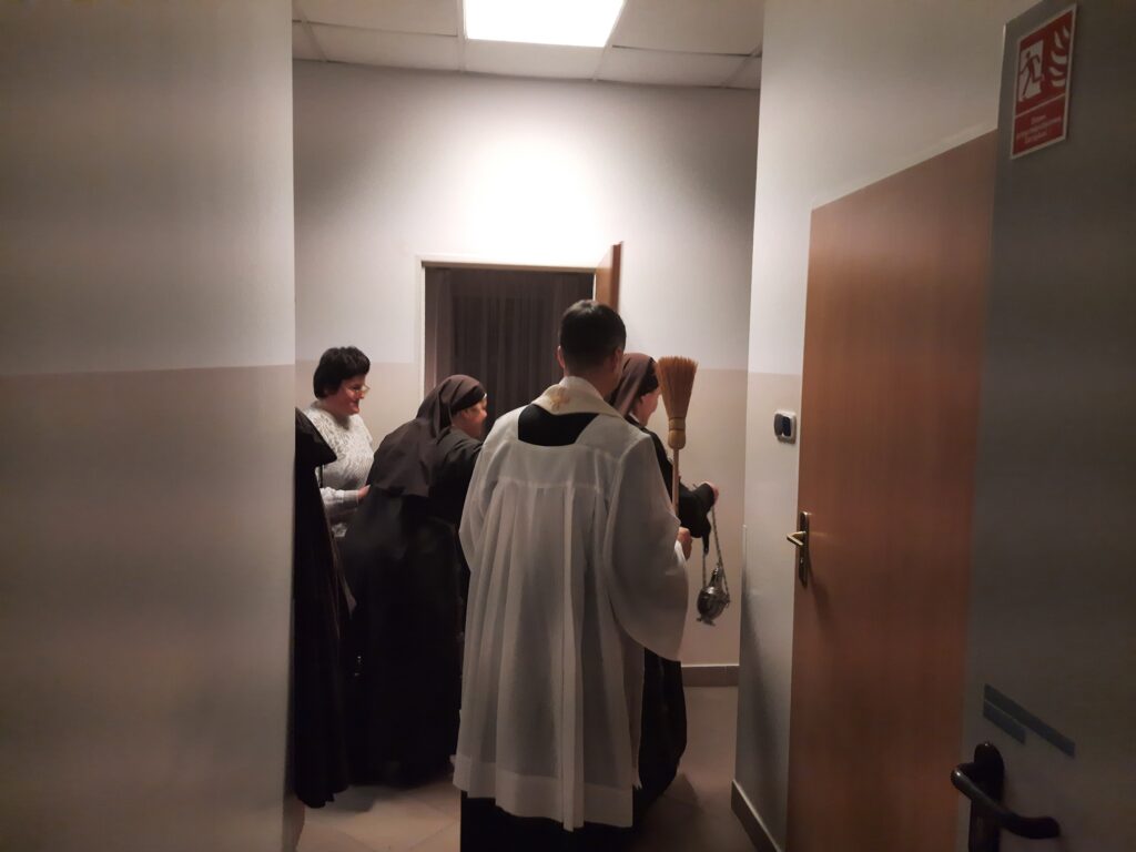 Ksiądz Sebastian rozpoczyna świecenie pomieszczeń