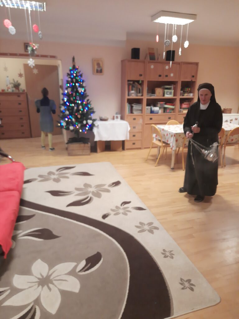 Siostra Jana z kadzidłem w grupie  VIII