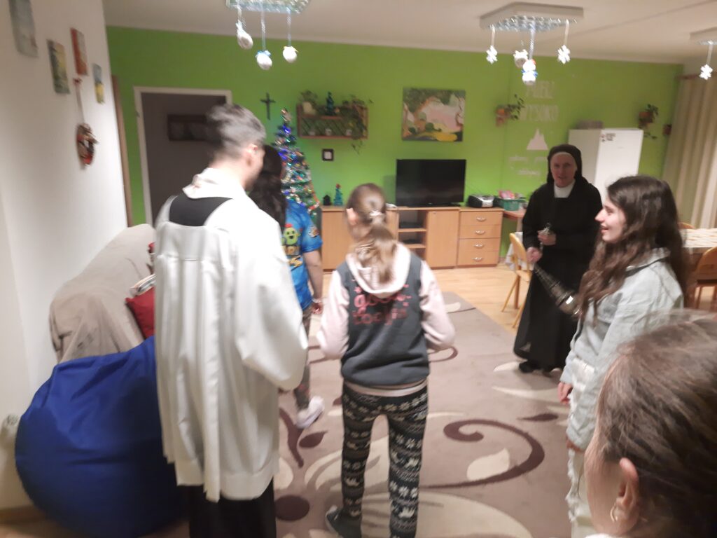 W  grupie III podczas święcenia