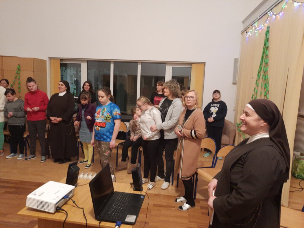 Siostra Marta oraz uczestnicy spotkania przed prezentacją filmu