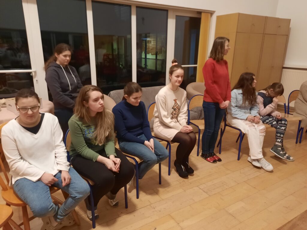 Dziewczęta na świetlicy wraz z panią Ewą