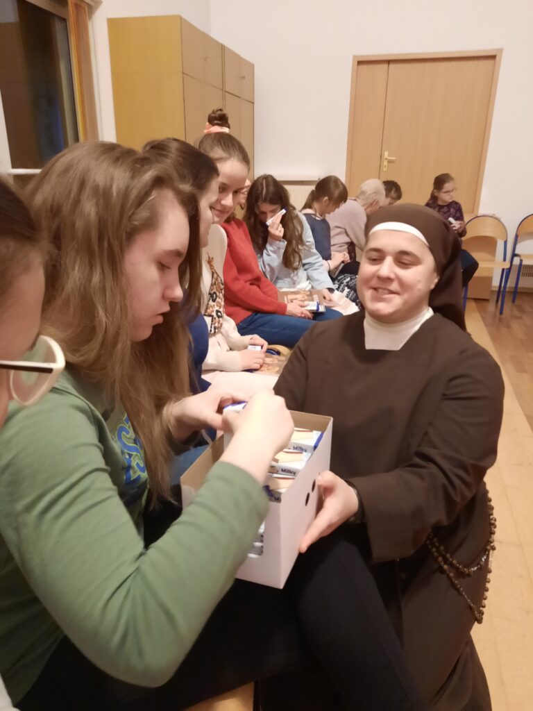 Siostra Marta częstuje dziewczęta wafelkami