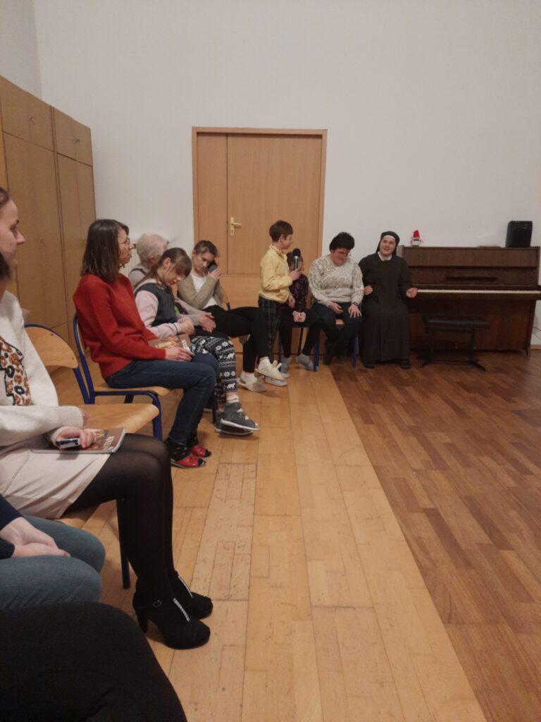 Zosia śpiewa piosenkę "Świeć, gwiazdeczko świeć"