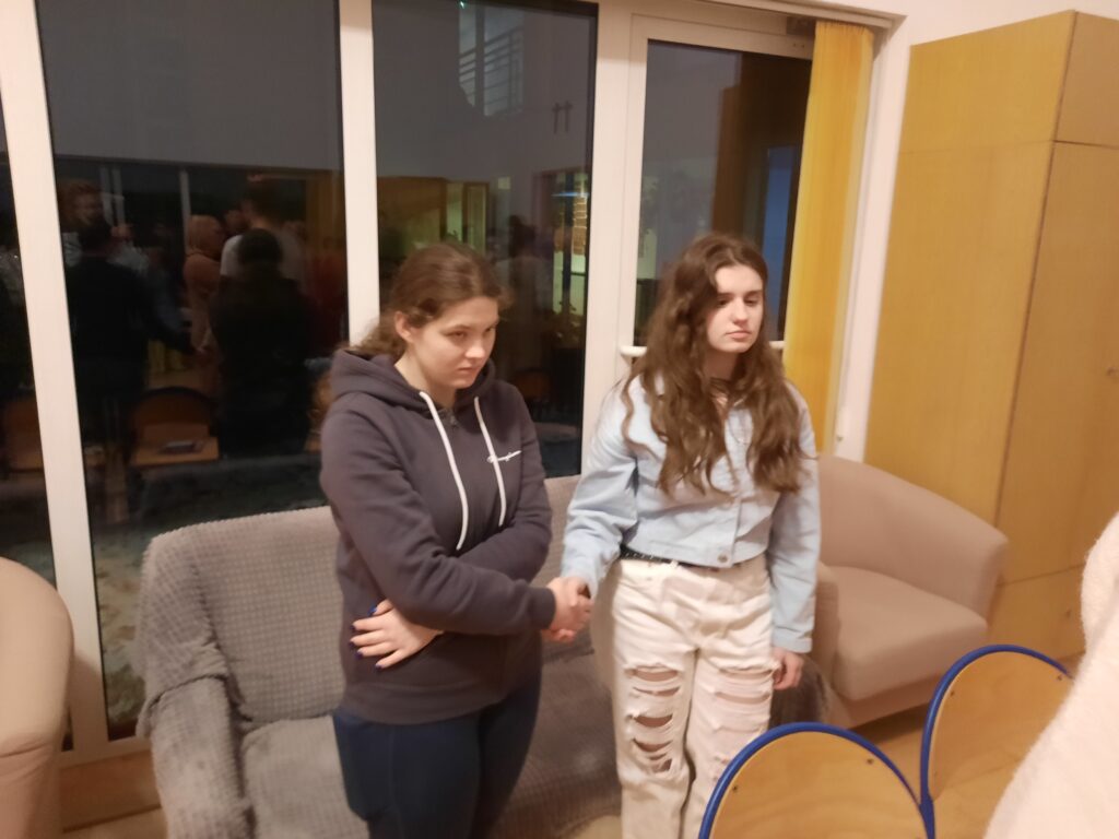 Ewa z Nikolą podają sobie dłonie