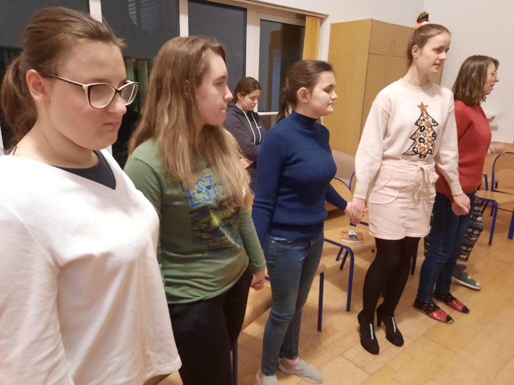  z dziewczętami z grup VI i VII trzymają się za ręce