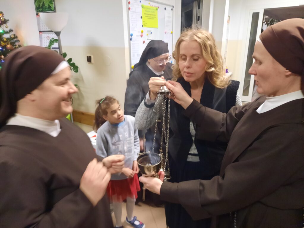 Siostra Marta  z siostrą Janą oraz panią Małgosią na dyżurce
