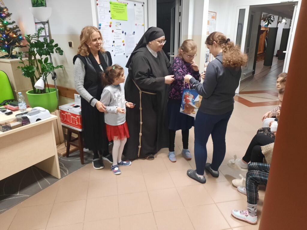 Ewa częstuje cukierkami Anię z grupy pierwszej