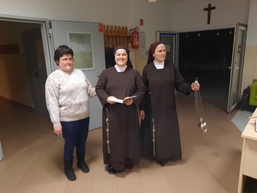 Siostry Marta i Jana wraz z Ewą  w oczekiwaniu na księdza Sebastiana 