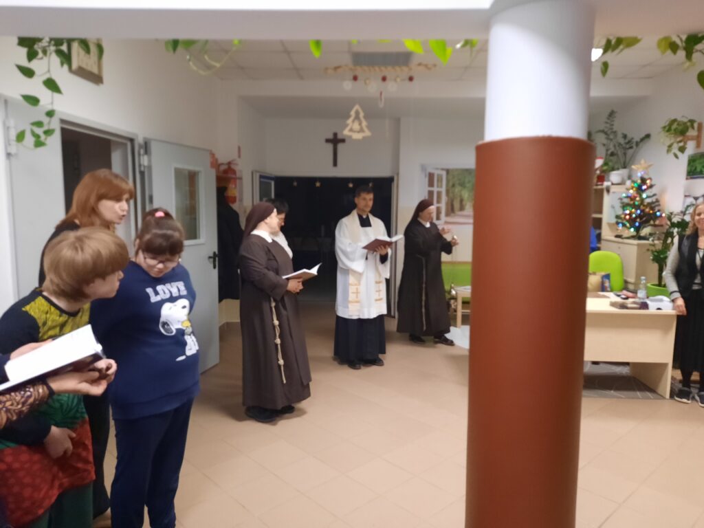 Ksiądz Sebastian odczytuje fragment Pisma  Świętego