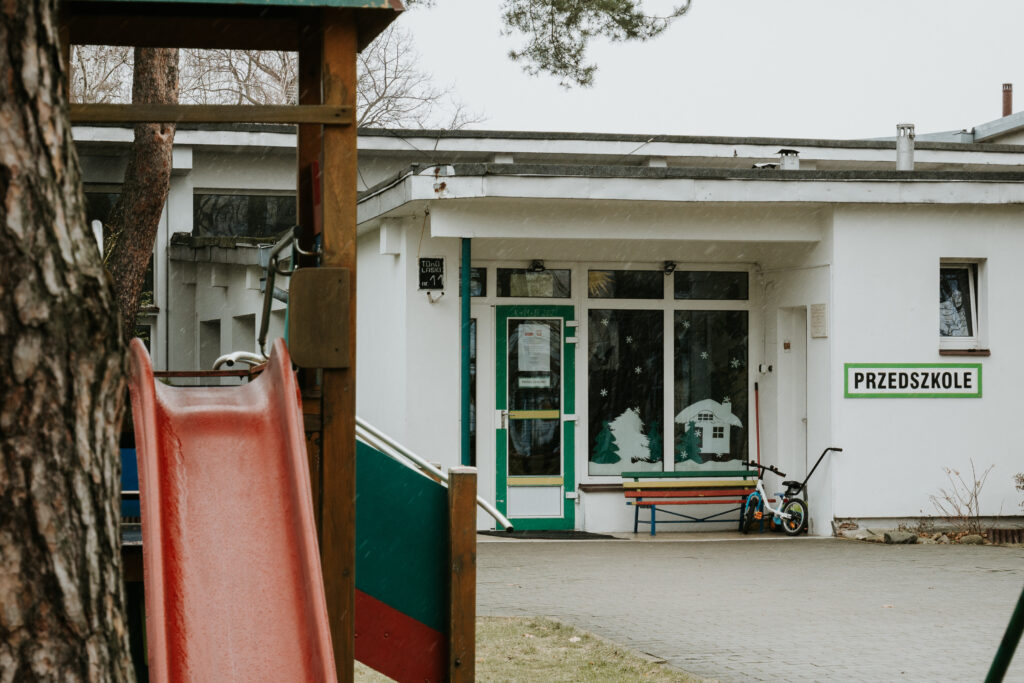 Widok na budynek przedszkola w Laskach.