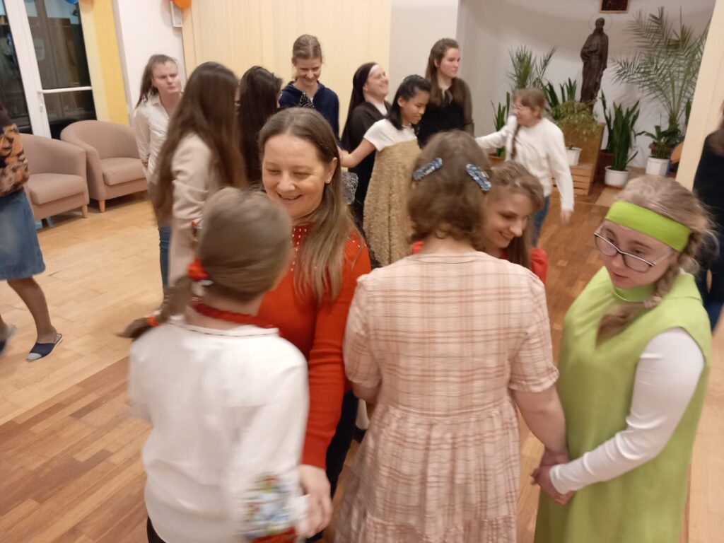 Pani Beatka, dziewczęta z grupy VIII , Siostra Marta , dziewczęta z grup  VI, V i VII w trakcie tańca