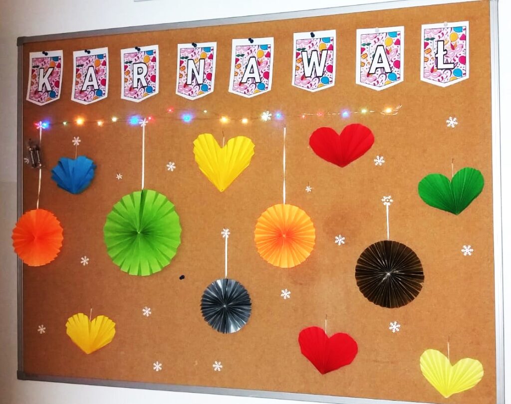 Na tablicy przy wejściu do Internatu  ozdobny napis informujący o karnawale