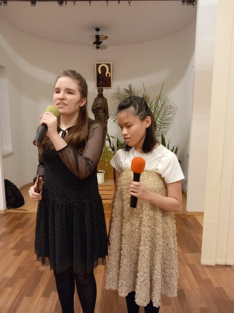 Hathi Nguyn i Ola Kolesnyk – „Głośniej” – Kwiat Jabłon