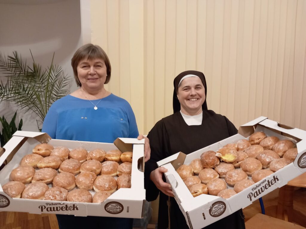 Czas na pączki , Siostra Marta z  Panią Dorotą  trzymają kartony z pysznymi pączkami