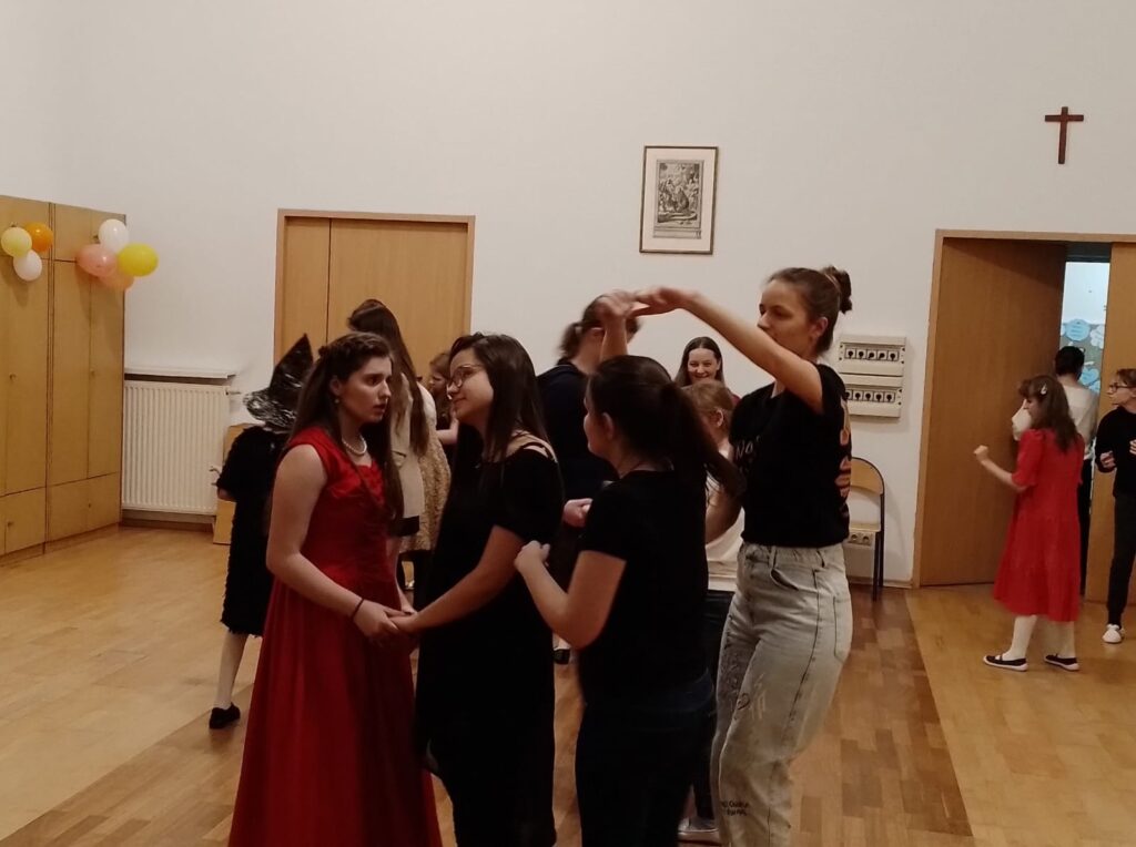 Na pierwszym planie  tańczą dziewczęta Nicola z Julią oraz Karolina z Zuzią