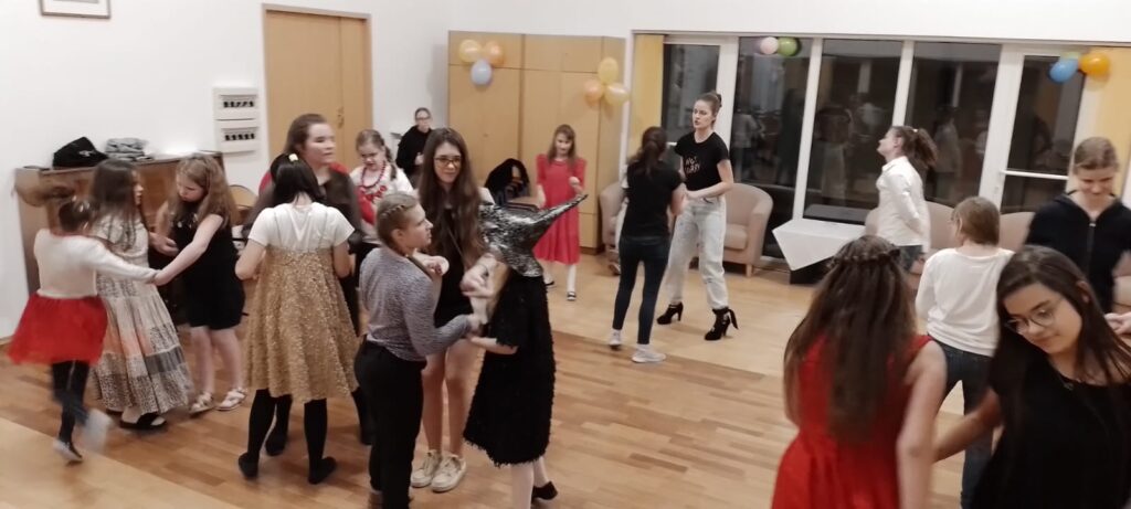 Dyskoteka trwa, dziewczęta tańczą