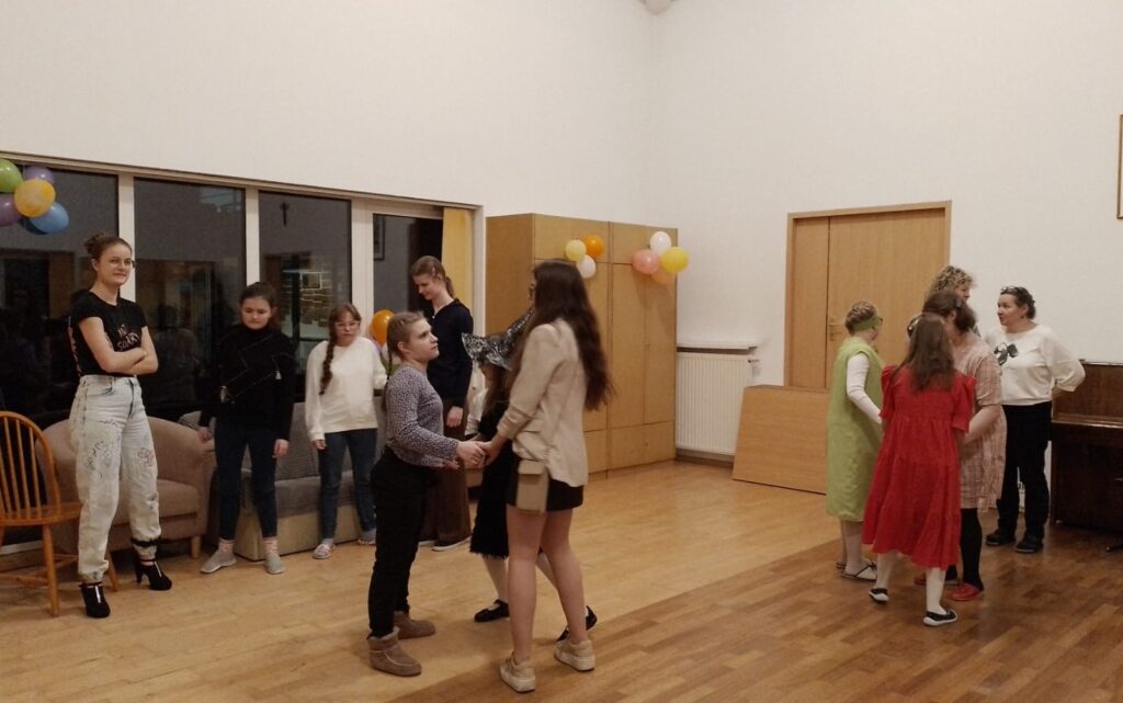 Dziewczęta z grup V, VI, VII i VIII oraz wychowawczynie