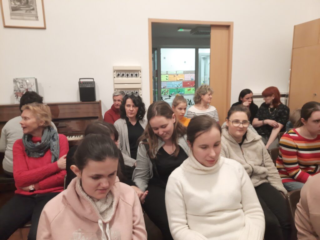 Dziewczęta  z grup IV, V, VI  i wychowawczynie panie: Agnieszki, Asia, Ewa, Monika