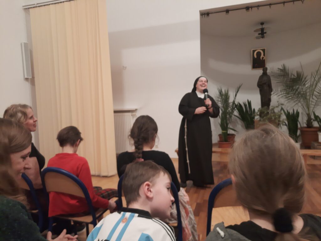 Powitanie  uczestników  kolędowania przez Siostrę Martę