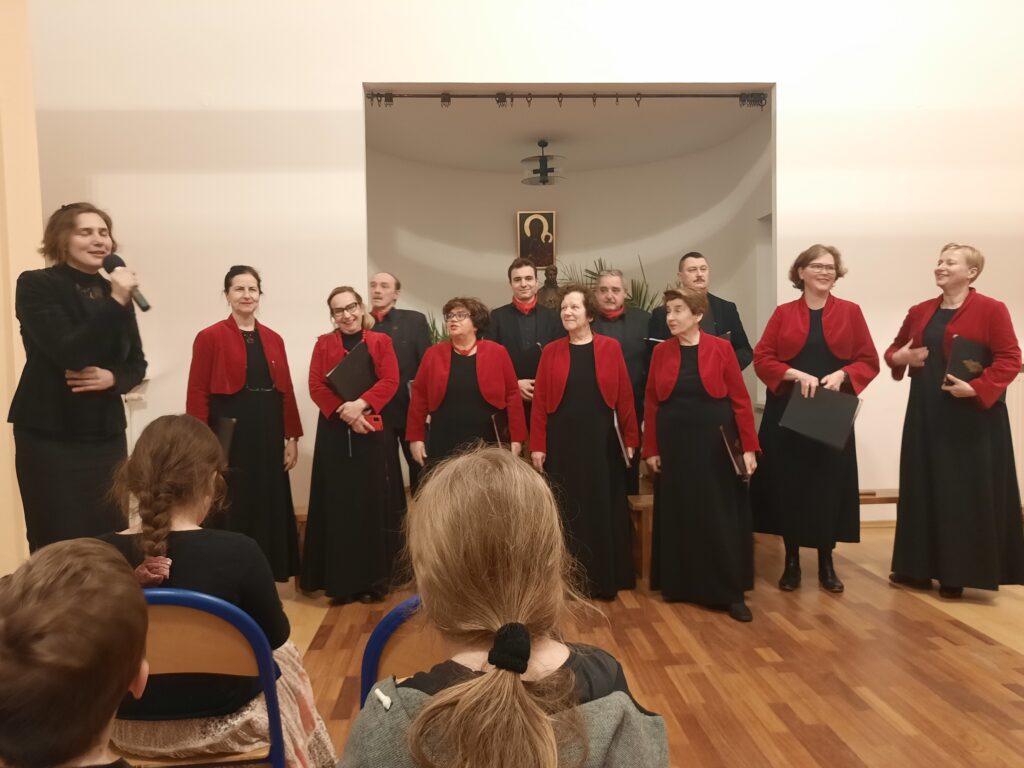 Pani Emilia zapowiada kolejną kolędę, którą wykona chór