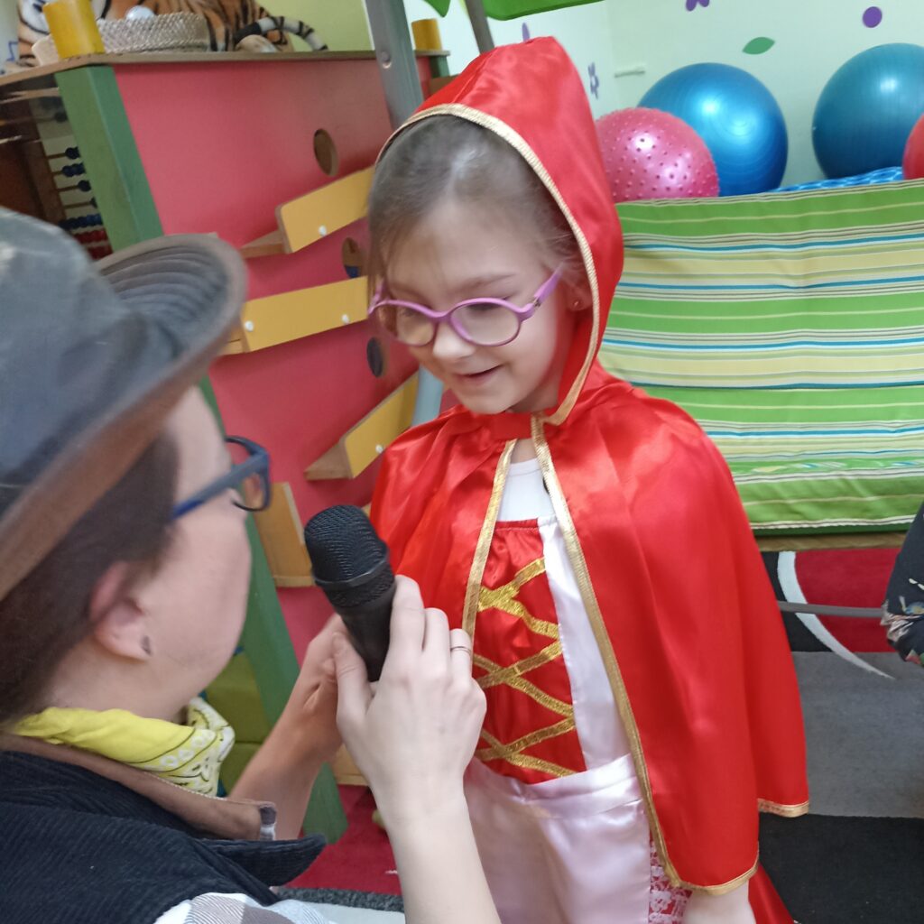 Dziewczynka w stroju Czerwonego Kapturka.
