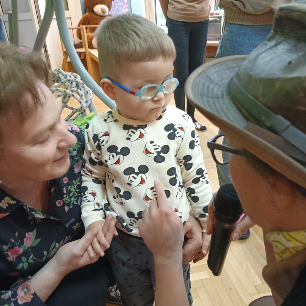 Mały chłopiec w bluzie z Myszką Miki.