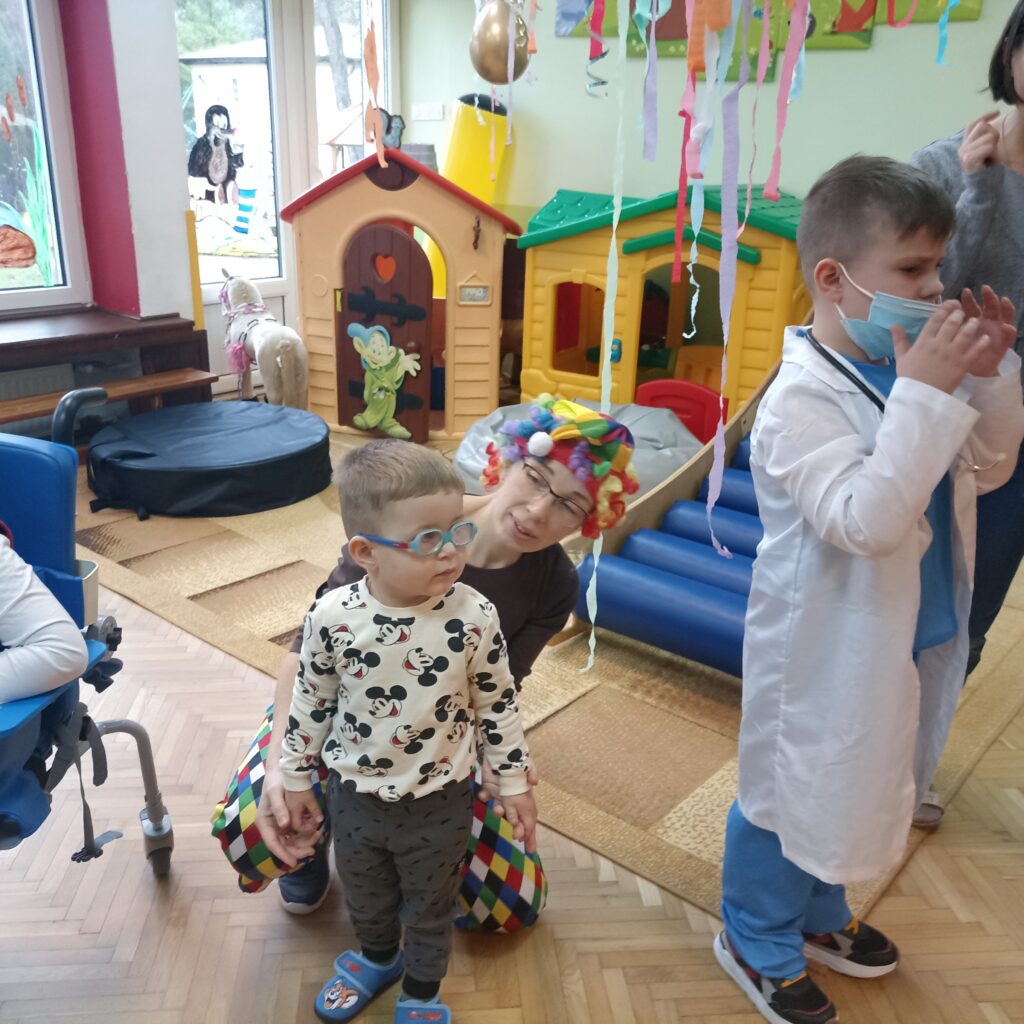 Klaun, Doktor Dolitte i chłopiec w bluzie z Myszką Miki.