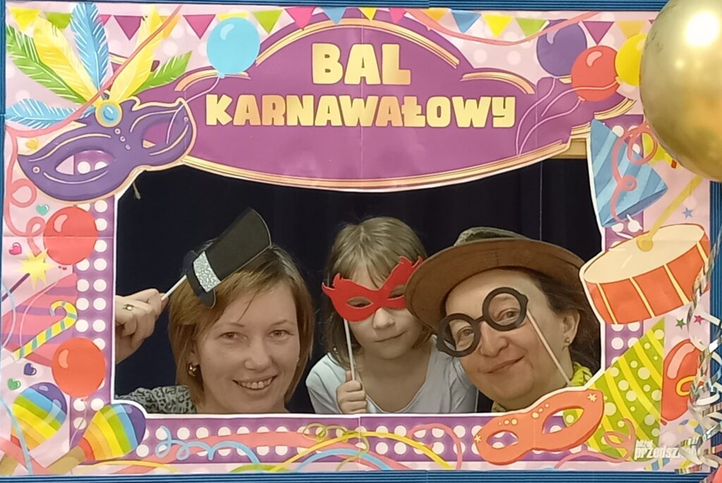 Zdjęcie w budce fotograficznej. Twarze trzech osób z maskami.