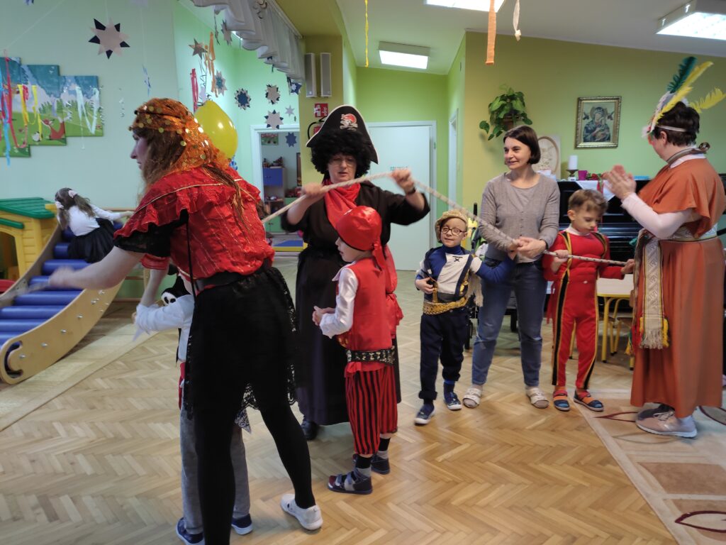 Zabawa w przeciąganie liny.