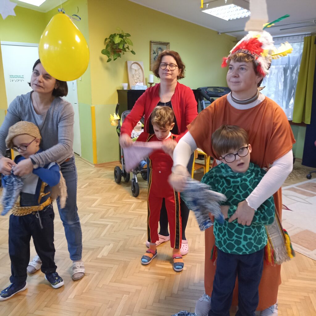 Taniec wychowawców i dzieci z chustami.