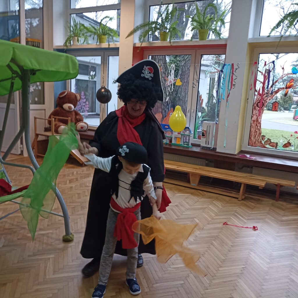 Dwaj piraci duży i mały.