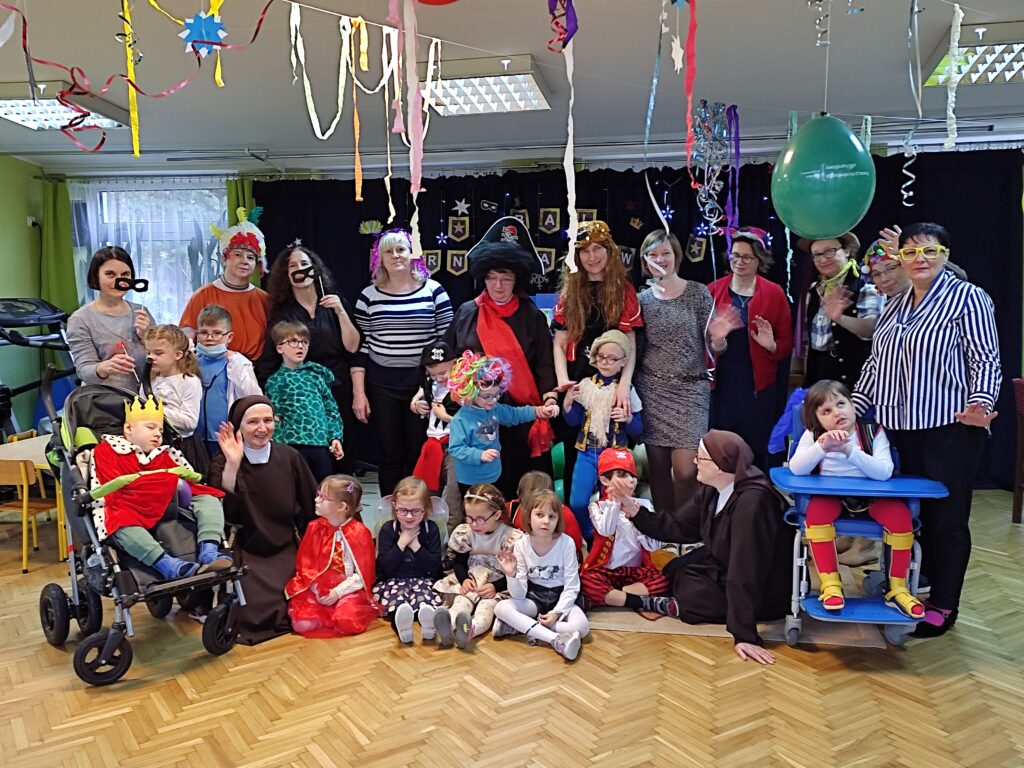 Zdjęcie grupowe uczestników balu.