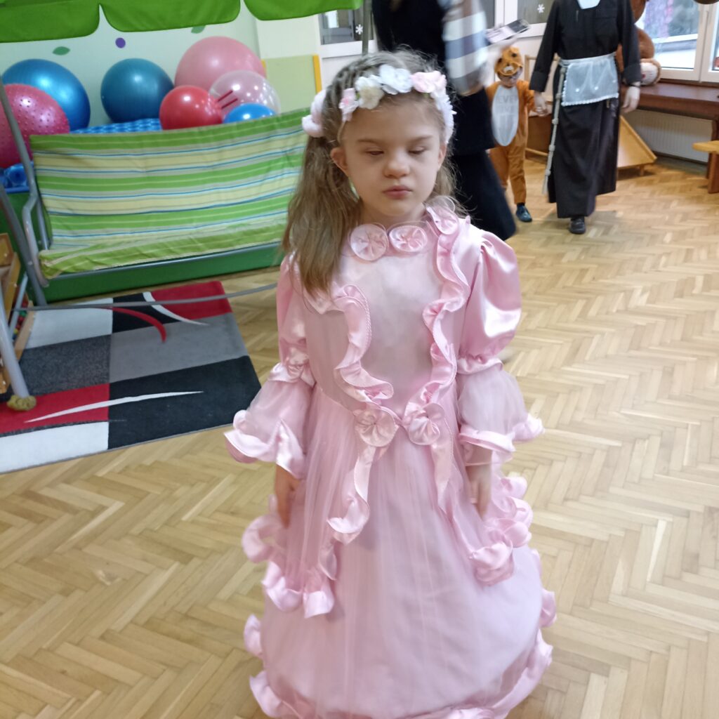 Dziewczynka przebrana za księżniczkę.