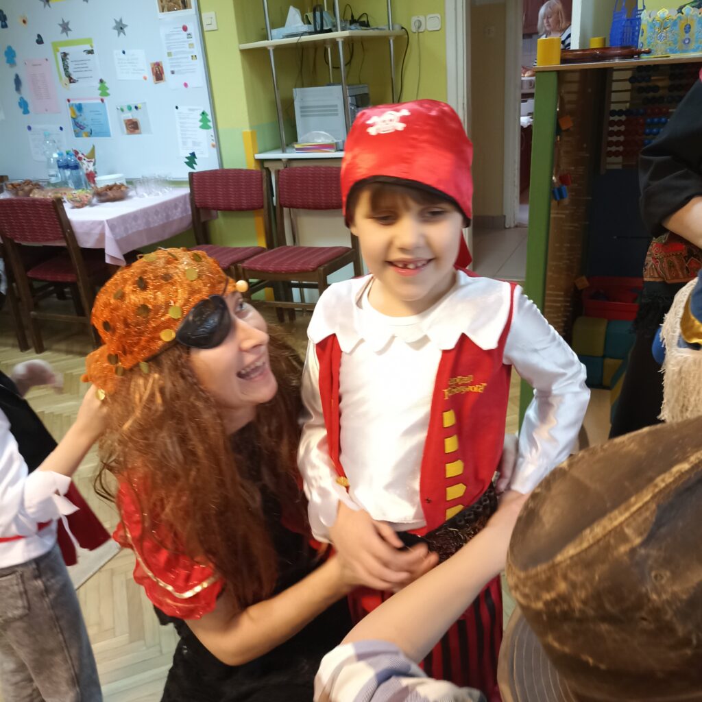 Pani piratka z chłopcem piratem.