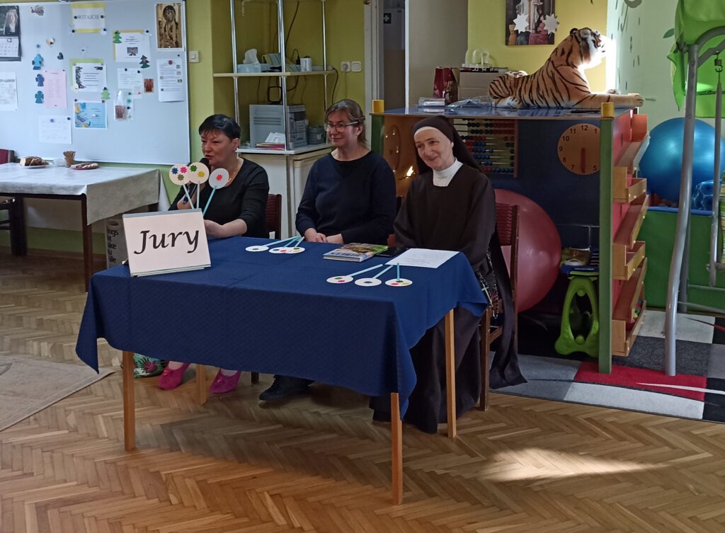 Członek jury komentuje występ uczestnika.