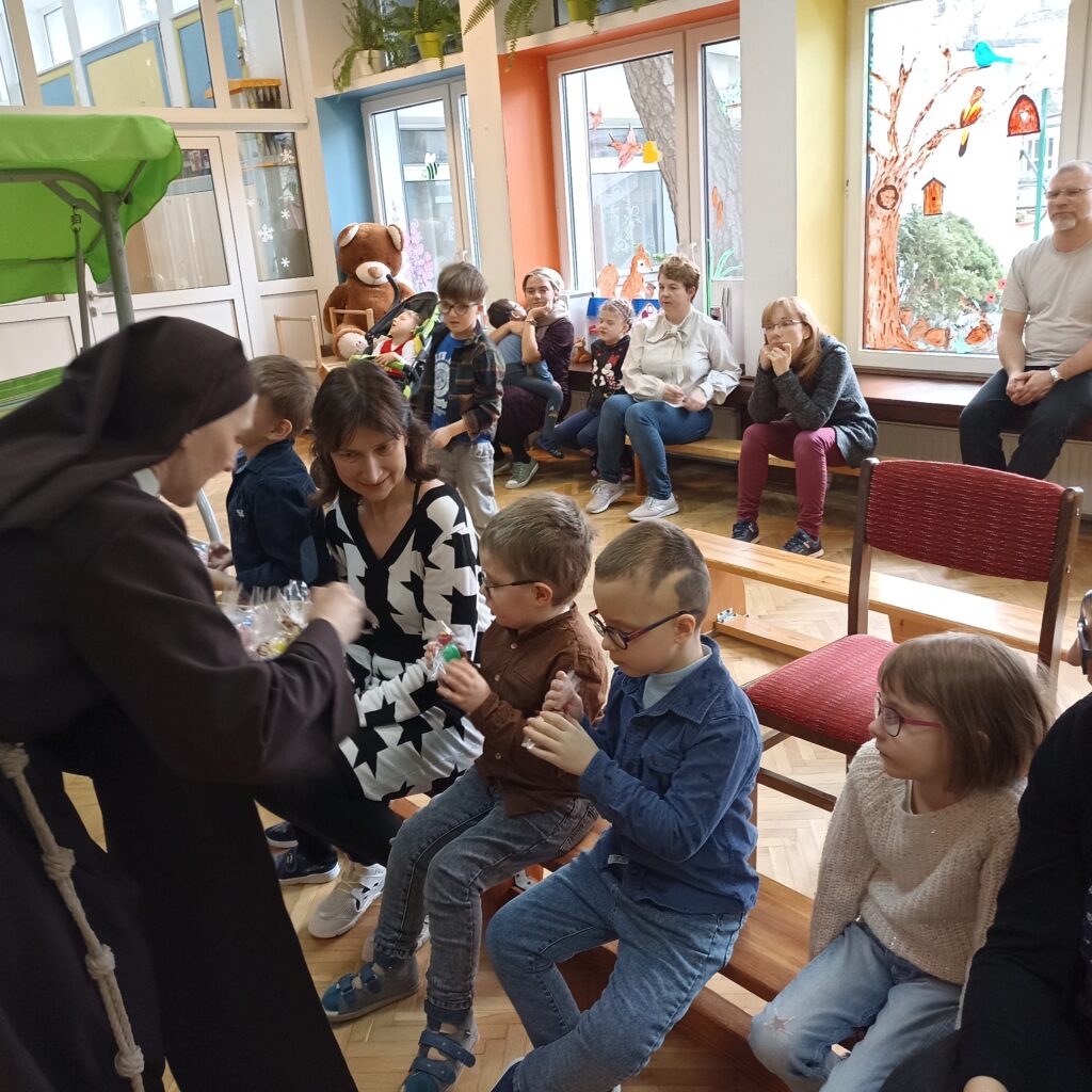 Siostra wręcza uczestnikom konkursu nagrody.