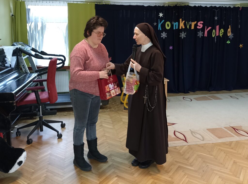 Siostra Dyrektor składa podziękowania p. Ewie za oprawę muzyczną konkursu kolęd.