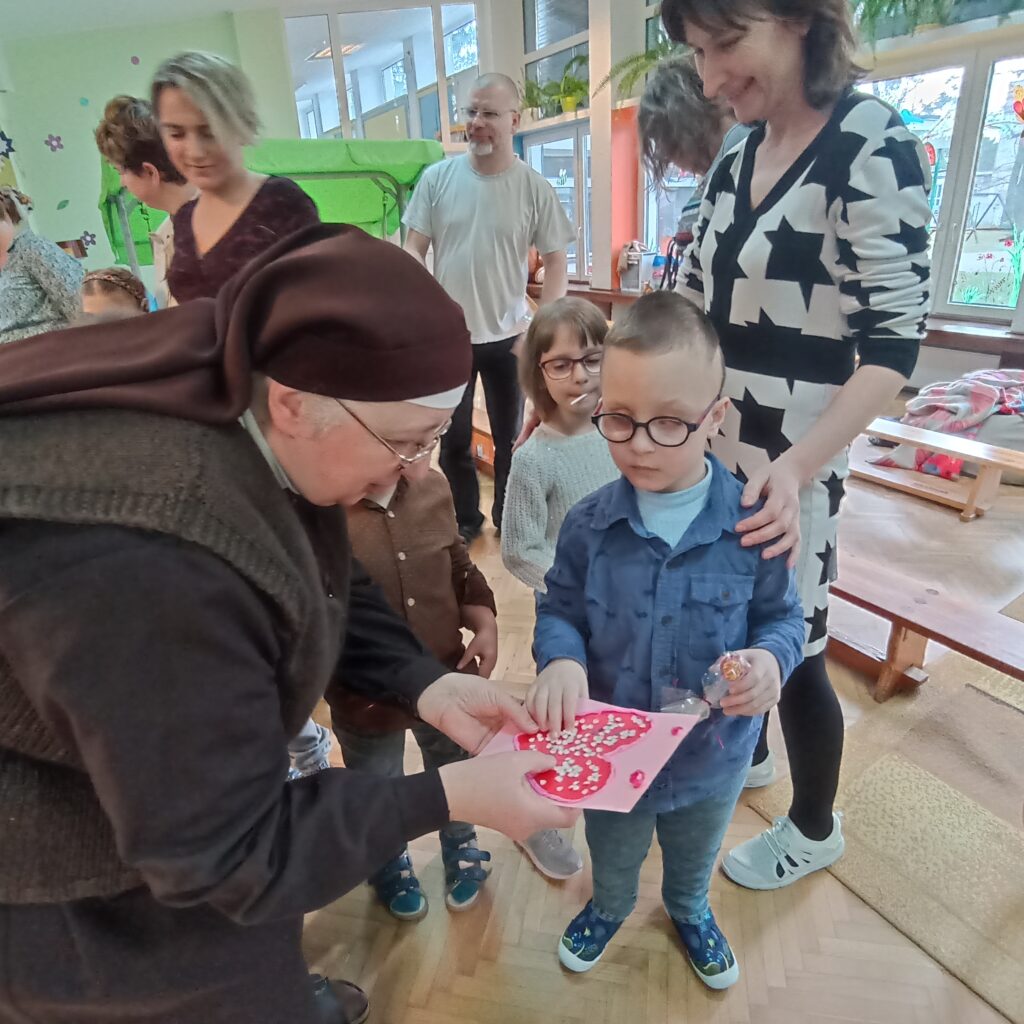 Chłopiec i Siostra oglądają serce na laurce.