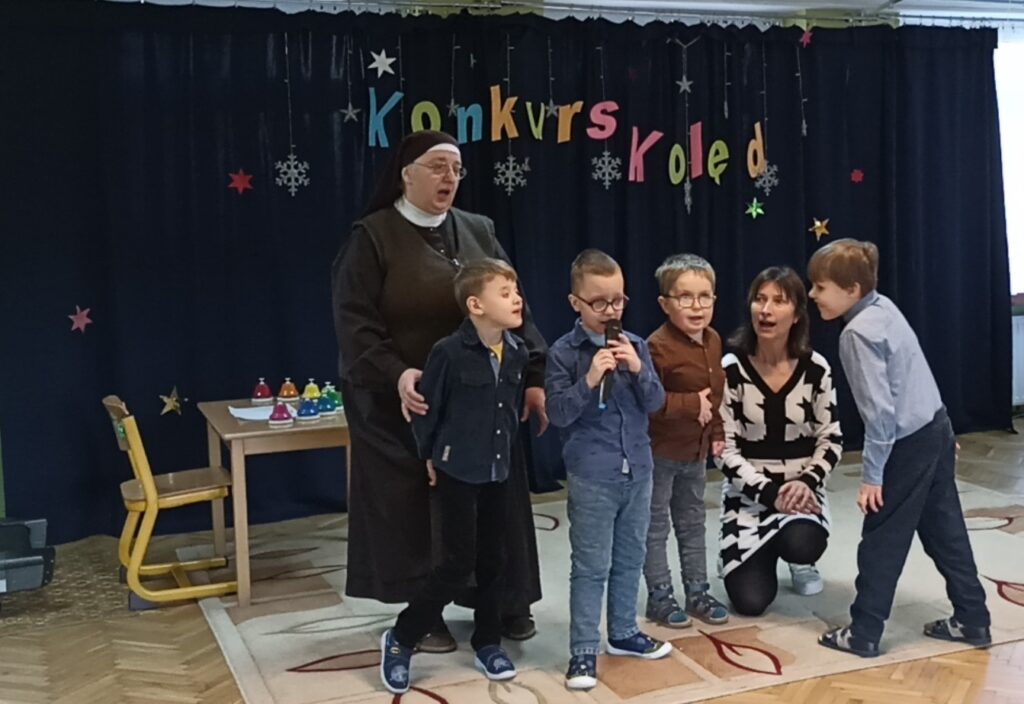 Grupa Zuchów śpiewa kolędę