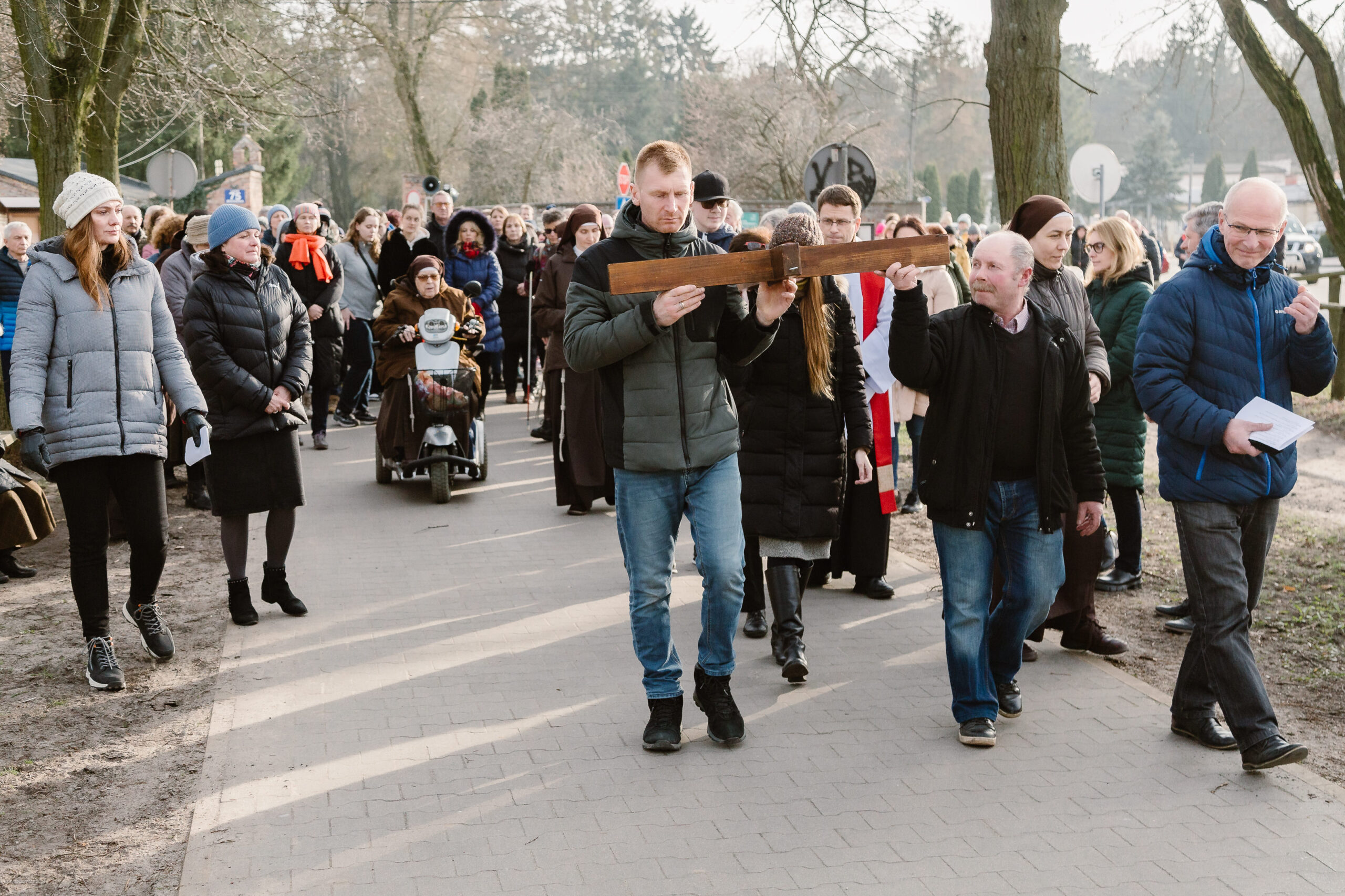 Krzyż niosą pracownicy działu gospodarczego.