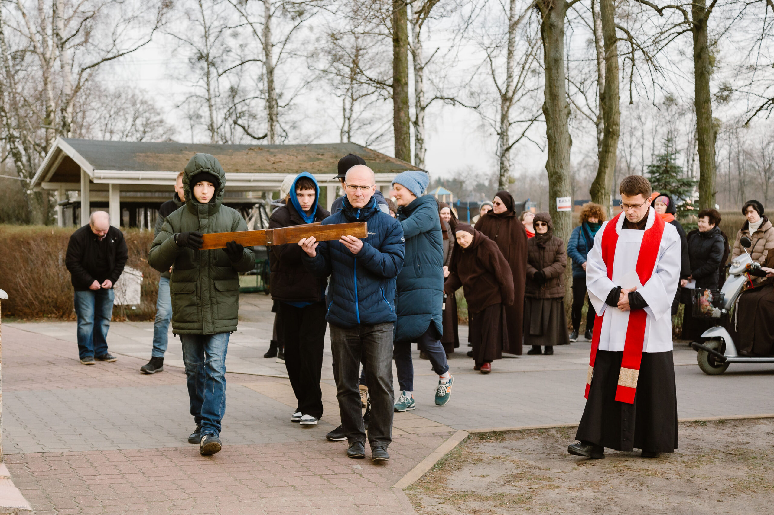 Krzyż niosą mieszkańcy Domu Chłopców.